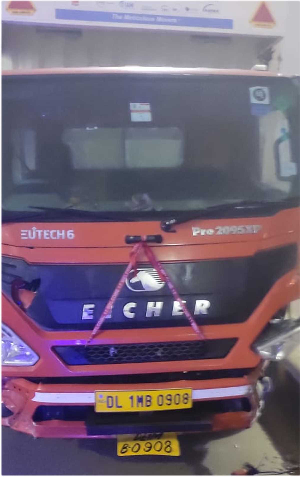 नोएडा एक्सप्रेस वे पर हादसा में 2 की मौत : बाइक पर सवार थे 4 लोग, आइशर कंटेनर ने पीछे से मारी टक्कर